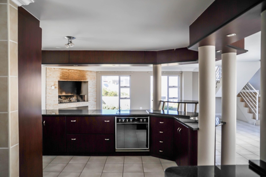 To Let 4 Bedroom Property for Rent in Calypso Beach Western Cape